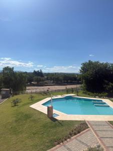 an overhead view of a swimming pool in a park at Hotel Playas De Oro in Villa Carlos Paz