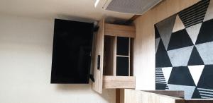 a door in a room with a wall at Studio meublé centre ville Paray A4 in Paray-le-Monial