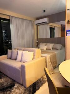 Luxuoso Studio no Rio com Vista para o Cristo في ريو دي جانيرو: غرفة معيشة بها أريكة وسرير