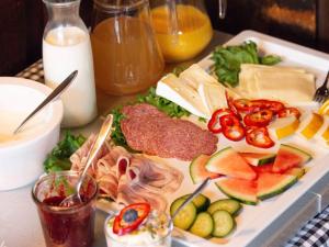 Holiday home for 2 guests, Ansager في Ansager: طبق من الطعام على طاولة مع الطعام