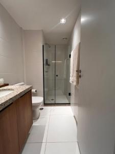 Luxuoso Studio no Rio com Vista para o Cristo في ريو دي جانيرو: حمام أبيض مع دش ومرحاض