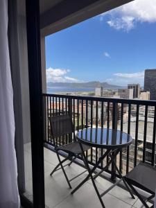 Luxuoso Studio no Rio com Vista para o Cristo في ريو دي جانيرو: طاولة وكرسي على شرفة مطلة