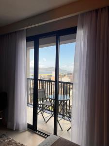 Luxuoso Studio no Rio com Vista para o Cristo في ريو دي جانيرو: غرفة نوم مطلة على شرفة مع طاولة