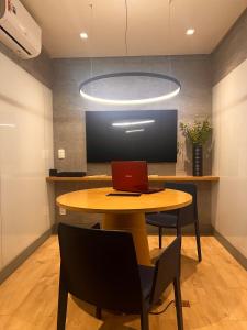 Luxuoso Studio no Rio com Vista para o Cristo في ريو دي جانيرو: طاولة عليها جهاز كمبيوتر محمول في غرفة +21 صورة