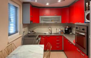 Nhà bếp/bếp nhỏ tại Beautiful Home In Lovorje