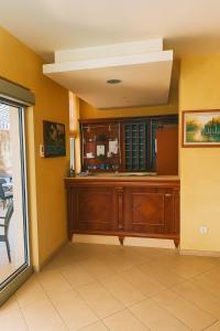 una sala de estar con un gran armario de madera. en Hotel Neptun Gradac, en Gradac