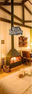 een open haard in een kamer met een bed ervoor bij Pousada Villa Bergamin, Monte Verde in Monte Verde