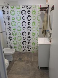 een badkamer met een groen en wit douchegordijn bij Casa de Andres in Ataliva Roca