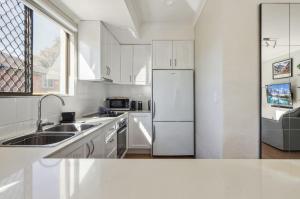 Η κουζίνα ή μικρή κουζίνα στο Albi Celeste - 2 of 9 Park Road +11 φωτογραφίες