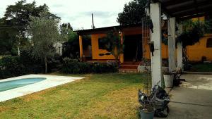 En have udenfor Casa colibrí