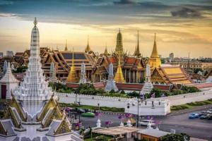 un groupe de bâtiments dans une ville avec une rue dans l'établissement 51 Suanplu Residence, à Bangkok