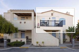 een groot wit huis met een balkon bij Lighthouse Lookout in Oceano