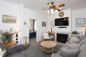 een woonkamer met een bank en een open haard bij Lighthouse Lookout in Oceano