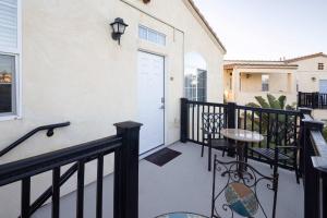 een balkon met een zwarte balustrade en een witte deur bij Lighthouse Lookout in Oceano