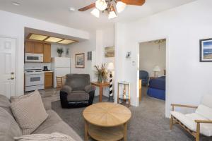 een woonkamer met een bank en een tafel bij Lighthouse Lookout in Oceano