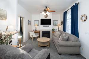 een woonkamer met twee banken en een tv bij Lighthouse Lookout in Oceano +8 foto's