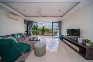 Μια τηλεόραση ή/και κέντρο ψυχαγωγίας στο Laguna park 5bedroom private pool villa