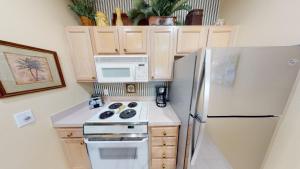 Royal Poste Unit 2605 في صن سيت بيتش: مطبخ مع ثلاجة بيضاء وميكروويف +9 صور