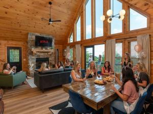 Επισκέπτες που μένουν στο 7 Min From Hatley Pointe Views HotTub Fire Pit