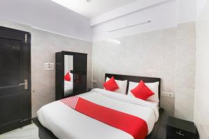 Ένα ή περισσότερα κρεβάτια σε δωμάτιο στο Hotel O CSRK +30 φωτογραφίες