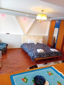 een slaapkamer met een bed en een tafel bij Elixir studio in Boekarest +36 foto's