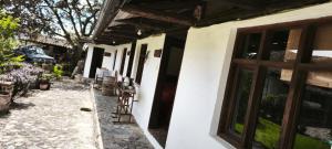 Casa blanca con porche y ventana en Lodge Chagras y Arrieros,  3 fotos más