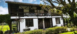 Una vieja casa blanca con techo blanco y negro en Lodge Chagras y Arrieros, 