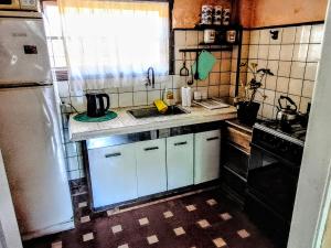 Depto 2 Chelson centro في فيلا جيزيل: مطبخ مع ثلاجة بيضاء ومغسلة +11 صورة