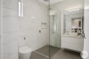 a bathroom with a shower and a toilet and a sink at LUXURY PET-FRIENDLY's BENDIGO ACCOMMODATION 4 BEDROOM 2 BATHROOMS ENTIRE HOME WALK TO BENDIGO CBD LAKE EASTER FESTIVAL Bendigo Regional Tennis Centre BRTC Central Deborah Gold Mine Bendigo Art Gallery Golden Dragon Museum Rosalind Park The Great Stupa in Bendigo +47 photos