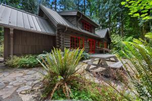 a log cabin with a picnic table in front of it at Lookout Log Cabin in Rhododendron