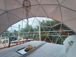 een bord met eten op een tafel in een koepeltent bij Glamping Morpho Azul Silvania Cundinamarca in Silvania