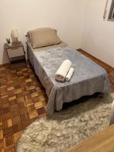 Ένα ή περισσότερα κρεβάτια σε δωμάτιο στο Habitación con baño privado en Punta carretas