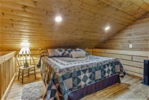 Ένα ή περισσότερα κρεβάτια σε δωμάτιο στο Riverfront, Authentic, Luxury Log Cabin-Black Bear