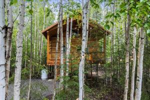 Κήπος έξω από το Riverfront, Authentic, Luxury Log Cabin-Black Bear