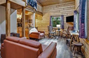 Μια τηλεόραση ή/και κέντρο ψυχαγωγίας στο Riverfront, Authentic, Luxury Log Cabin-Black Bear