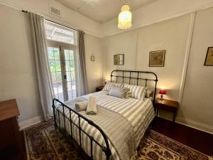 En eller flere senge i et værelse på Hilltop Cottage + 54 billeder