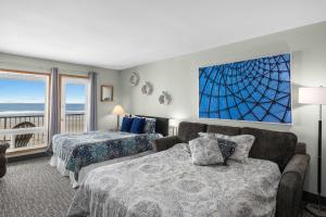 Ένα ή περισσότερα κρεβάτια σε δωμάτιο στο Top Floor Ocean View Suite - Sleeps Six - Pool & Hot Tub Access