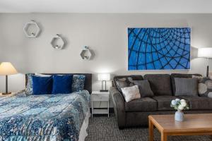 Ένα ή περισσότερα κρεβάτια σε δωμάτιο στο Top Floor Ocean View Suite - Sleeps Six - Pool & Hot Tub Access +28 φωτογραφίες