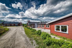 un camino de tierra junto a una fila de casas en Per Gynt Lodge, en Vinstra