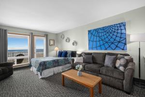 Ένα ή περισσότερα κρεβάτια σε δωμάτιο στο Top Floor Ocean View Suite - Sleeps Six - Pool & Hot Tub Access