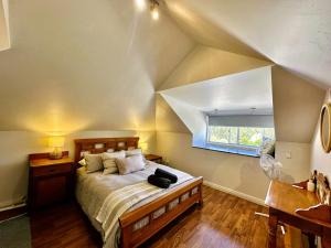 Hilltop Cottage في بريدج تاون: غرفة نوم بها سرير ونافذة