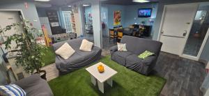 Χώρος καθιστικού στο Charming Country Retreat with Scenic Views for 1 - 12 guests