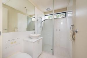 Ένα μπάνιο στο Saltwood House at Merricks Beach +36 φωτογραφίες