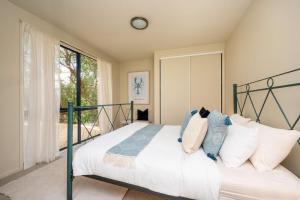 Ένα ή περισσότερα κρεβάτια σε δωμάτιο στο Saltwood House at Merricks Beach