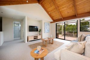 Μια τηλεόραση ή/και κέντρο ψυχαγωγίας στο Saltwood House at Merricks Beach