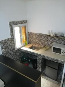 Η κουζίνα ή μικρή κουζίνα στο Résidence hibis chez M&B