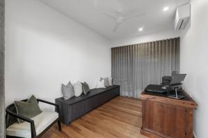 15 Scrub Rd - A Modern Coastal Luxury Retreat في كولوم بيتش: مكتب فيه كمبيوتر وكرسي