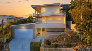 15 Scrub Rd - A Modern Coastal Luxury Retreat في كولوم بيتش: منزل امامه كراج