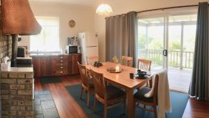 Η κουζίνα ή μικρή κουζίνα στο River Cottage Retreat Jalbarragup