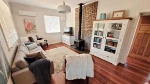 Χώρος καθιστικού στο River Cottage Retreat Jalbarragup +4 φωτογραφίες